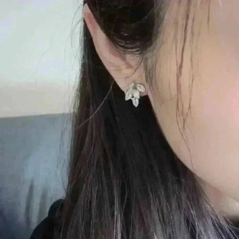 Hipeach Leaf Earring - image 6